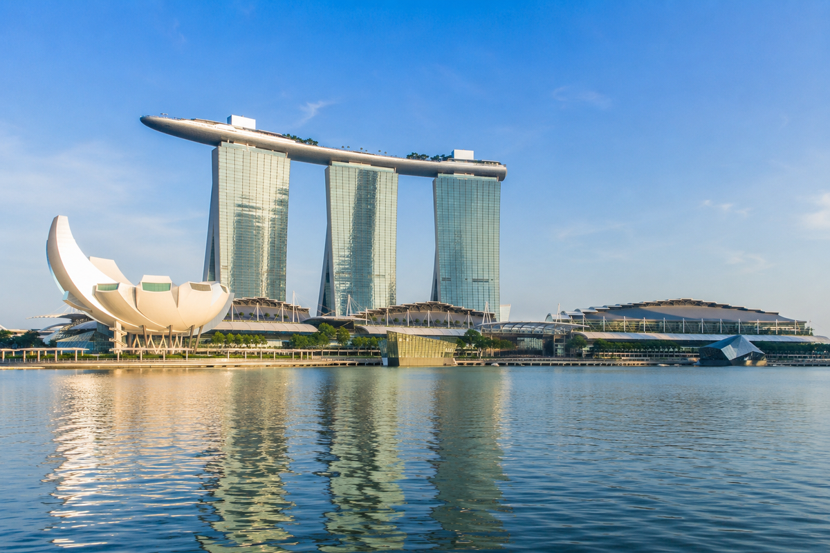 Illustration of Marina Bay Sands and the Singapore waterfront in bright morning light.